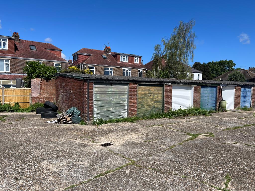 Lot: 90 - FREEHOLD BLOCK OF 10 GARAGES FOR INVESTMENT - remaining three garages